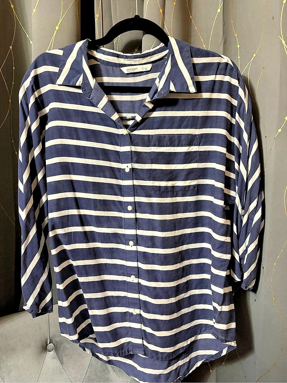 Old Navy Striped Button Down Shirt in Blue & White Size Medium